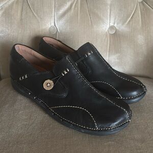 Women’s sz 9  Clark’s Un Loop unstructured collection leather slip on shoes